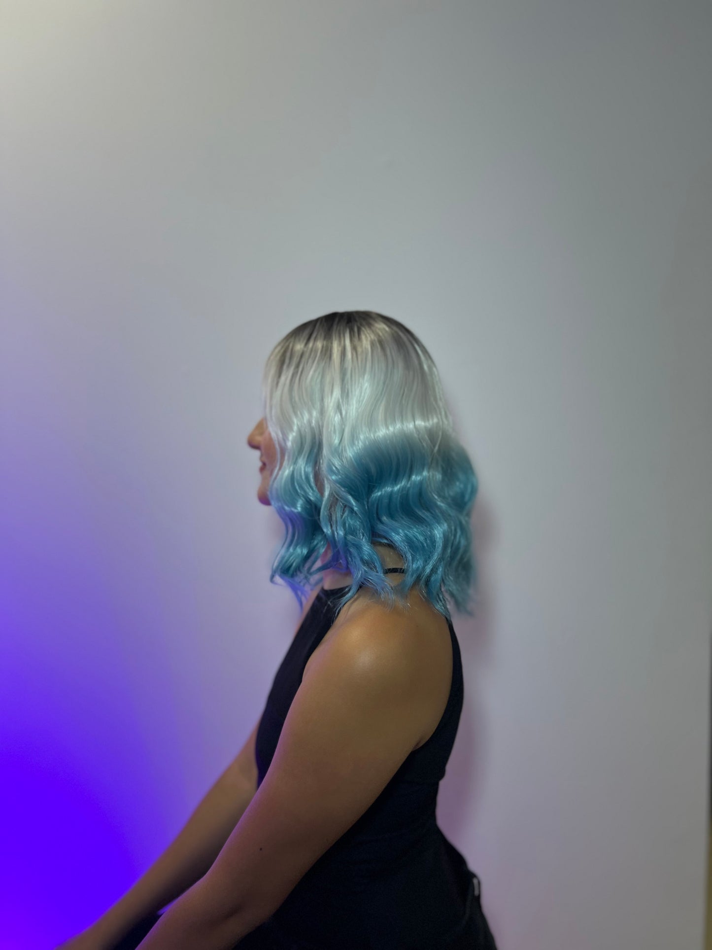 🌊💛 Peluca Rubia con Puntas Azul Aguamarina Ondulada y Raíz Castaña 💛🌊