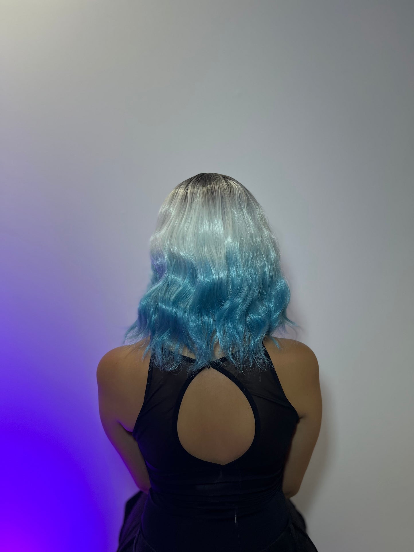 🌊💛 Peluca Rubia con Puntas Azul Aguamarina Ondulada y Raíz Castaña 💛🌊
