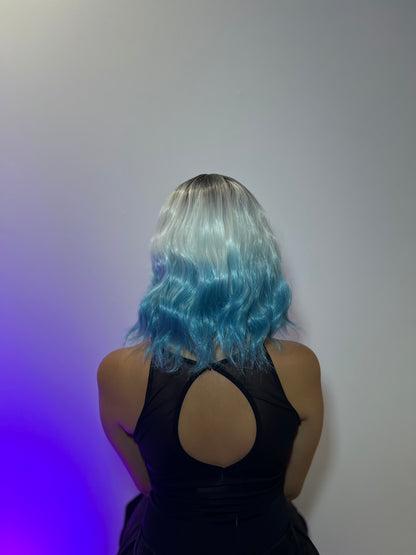 🌊💛 Peluca Rubia con Puntas Azul Aguamarina Ondulada y Raíz Castaña 💛🌊
