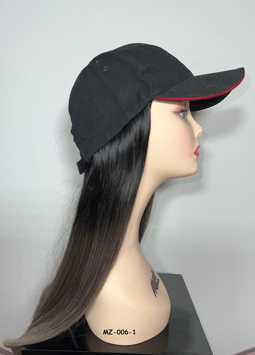 PELUCA LISA CON GORRA